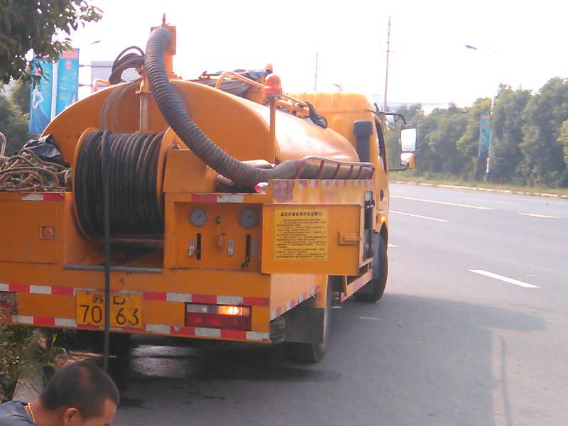 盤龍區金瓦路疏通管道(dào)馬桶蹲坑地漏，改管修水電，抽糞